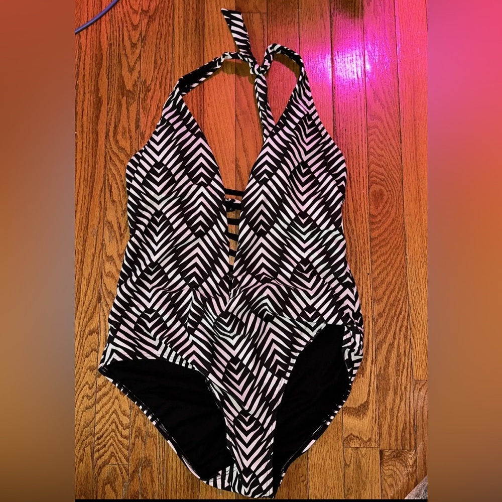 Ashley Stewart Geo Print Black and White One Piece Swimsuit Size 18